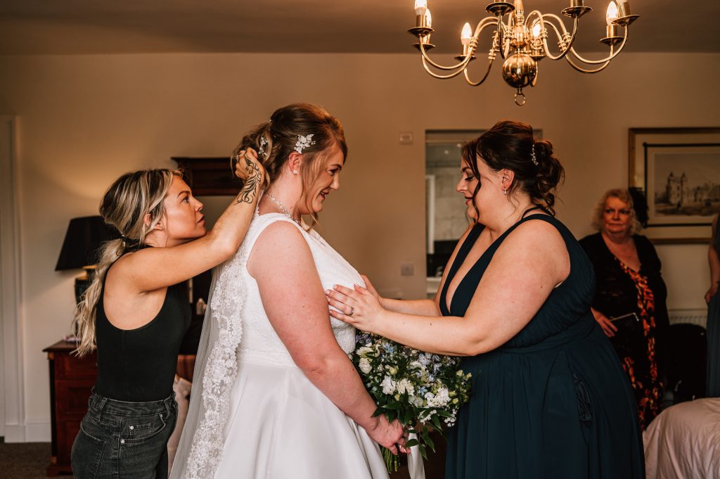 bride getting ready. cotswolds wedding photographer